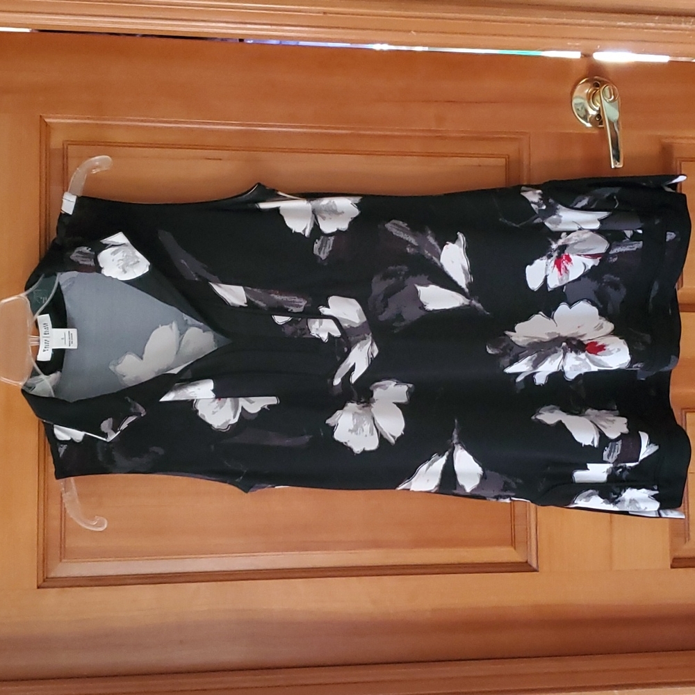 White House Black Market Black and White Floral Tunic - Picture 3 of 11